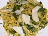 Így kerül a pesto a tésztára